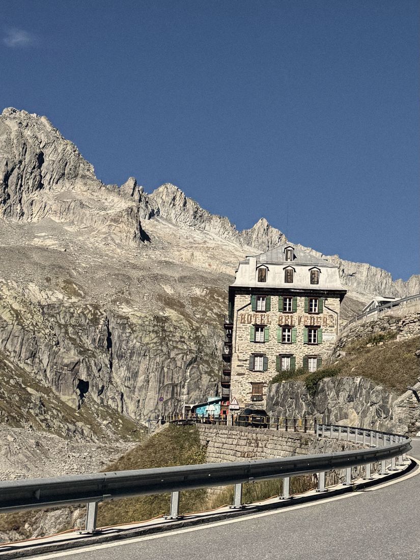 L'Hôtel Belvédère dans les lacets du col de la Furka