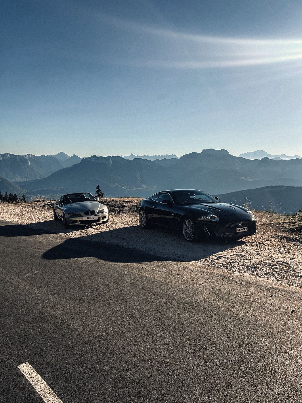 BMW Z3 et Jaguar XK sur une route panoramique