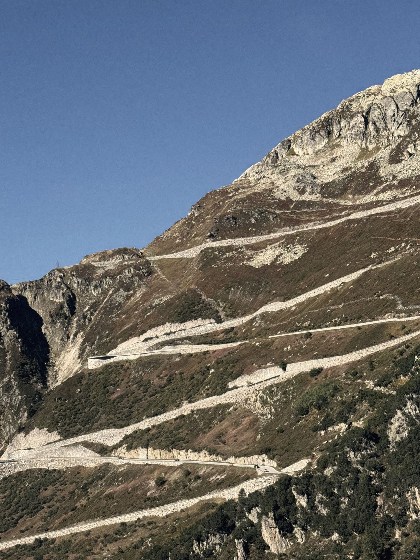 Lacets d'un col alpin vus d'en haut