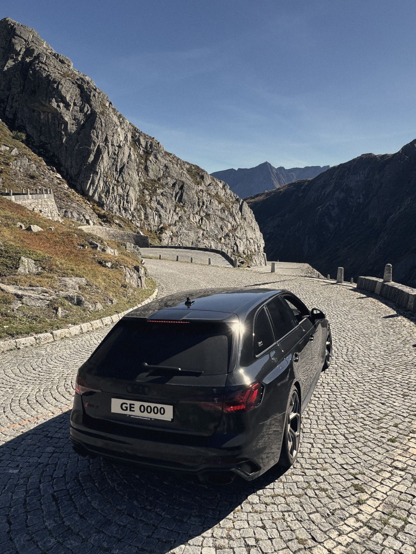 Audi RS4 noire sur les pavés de la Tremola, col du Gothard