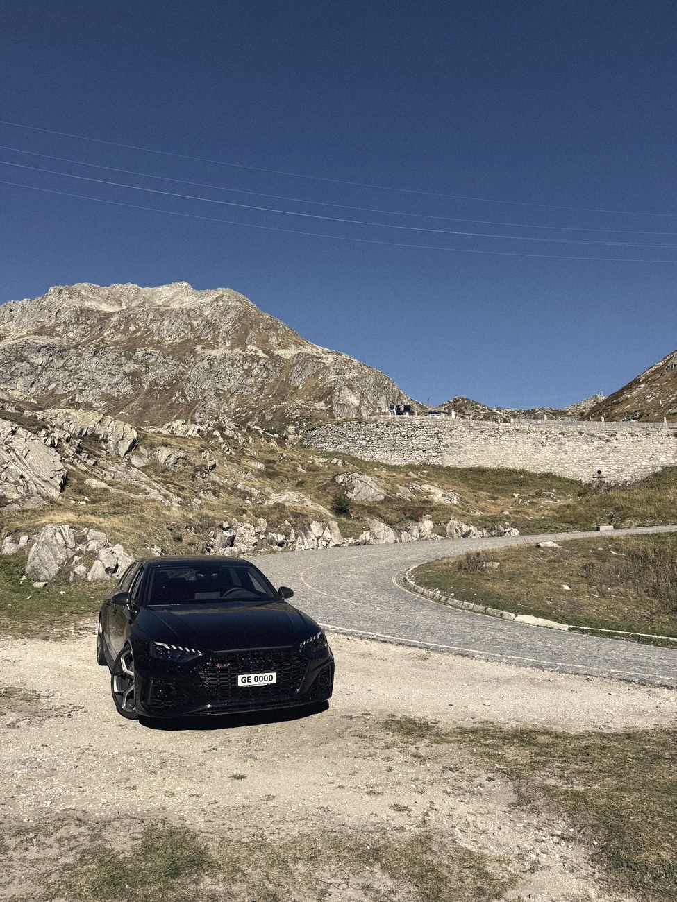 Audi RS4 noire dans un lacet de la Tremola