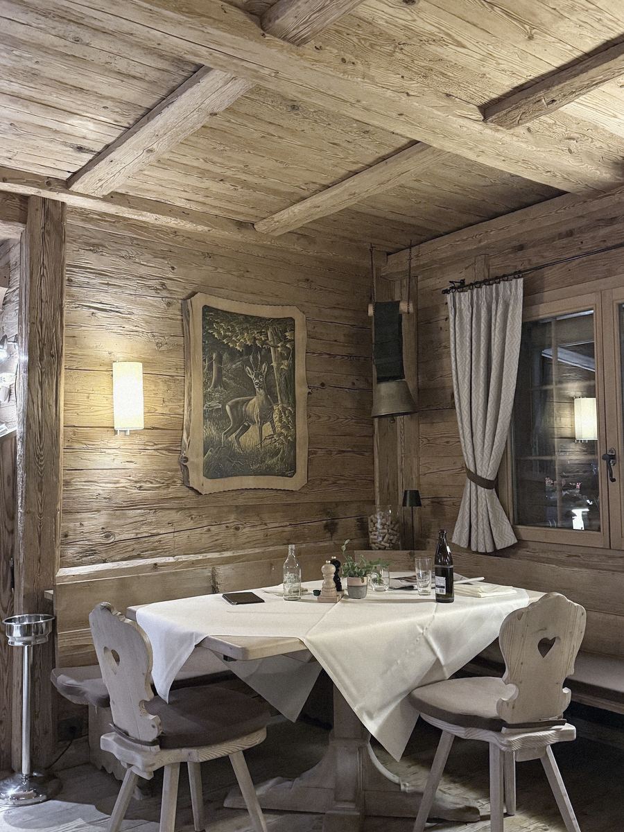 Table dressée dans une salle à manger en bois